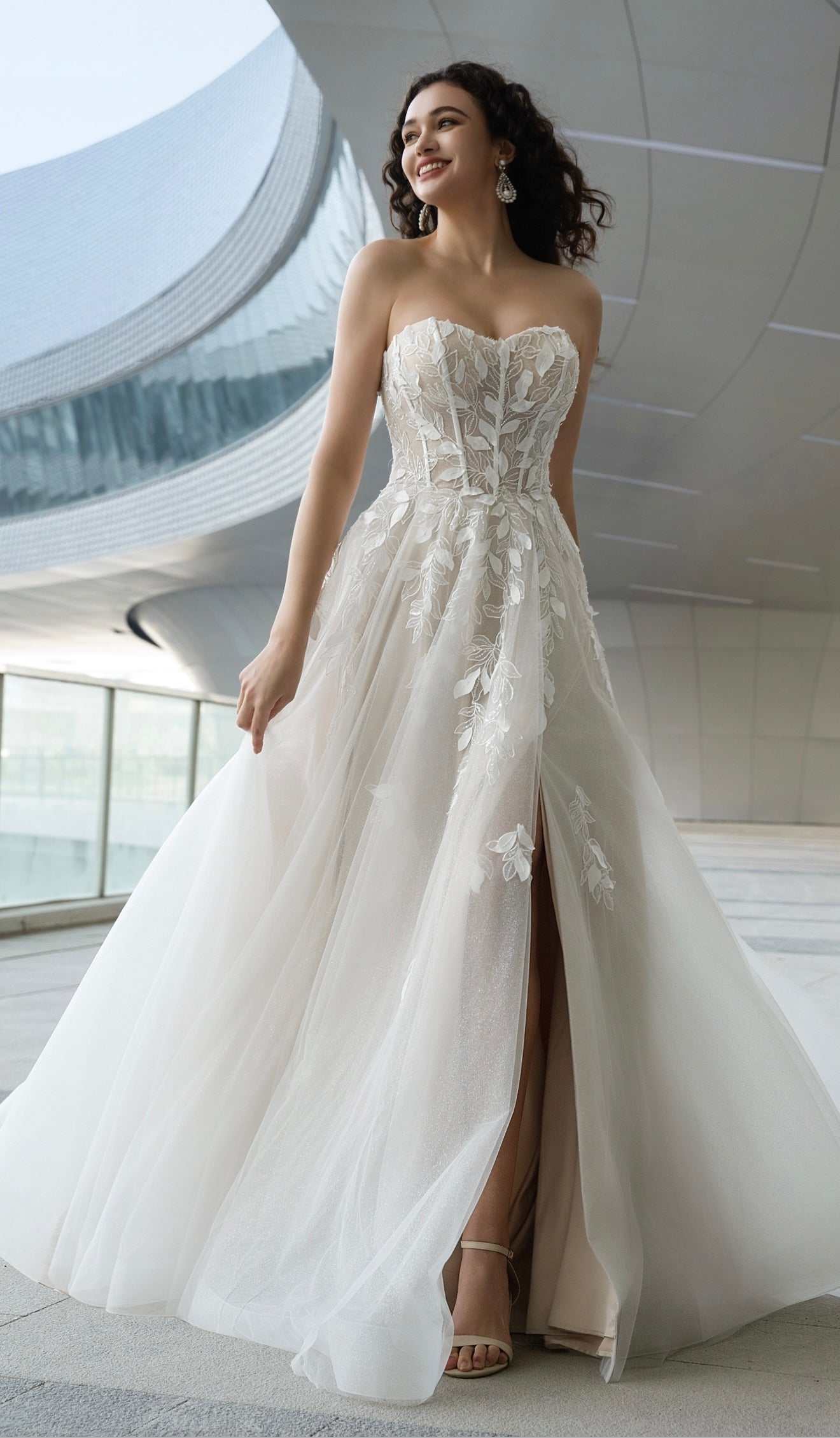 Sweetheart Lace Appliqué Wedding Gown with High-Slit A-Line Skirt CMM2014