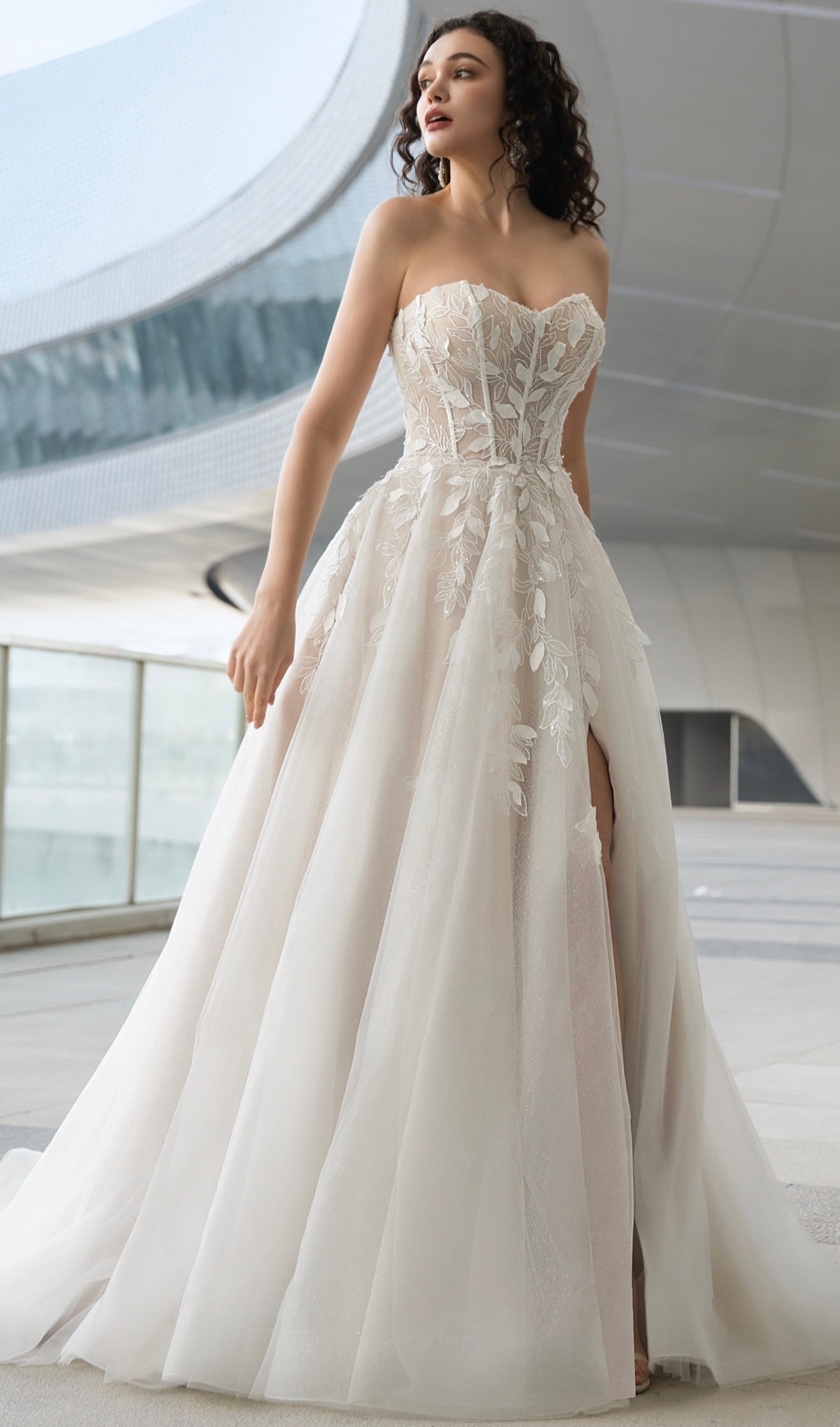 Sweetheart Lace Appliqué Wedding Gown with High-Slit A-Line Skirt CMM2014