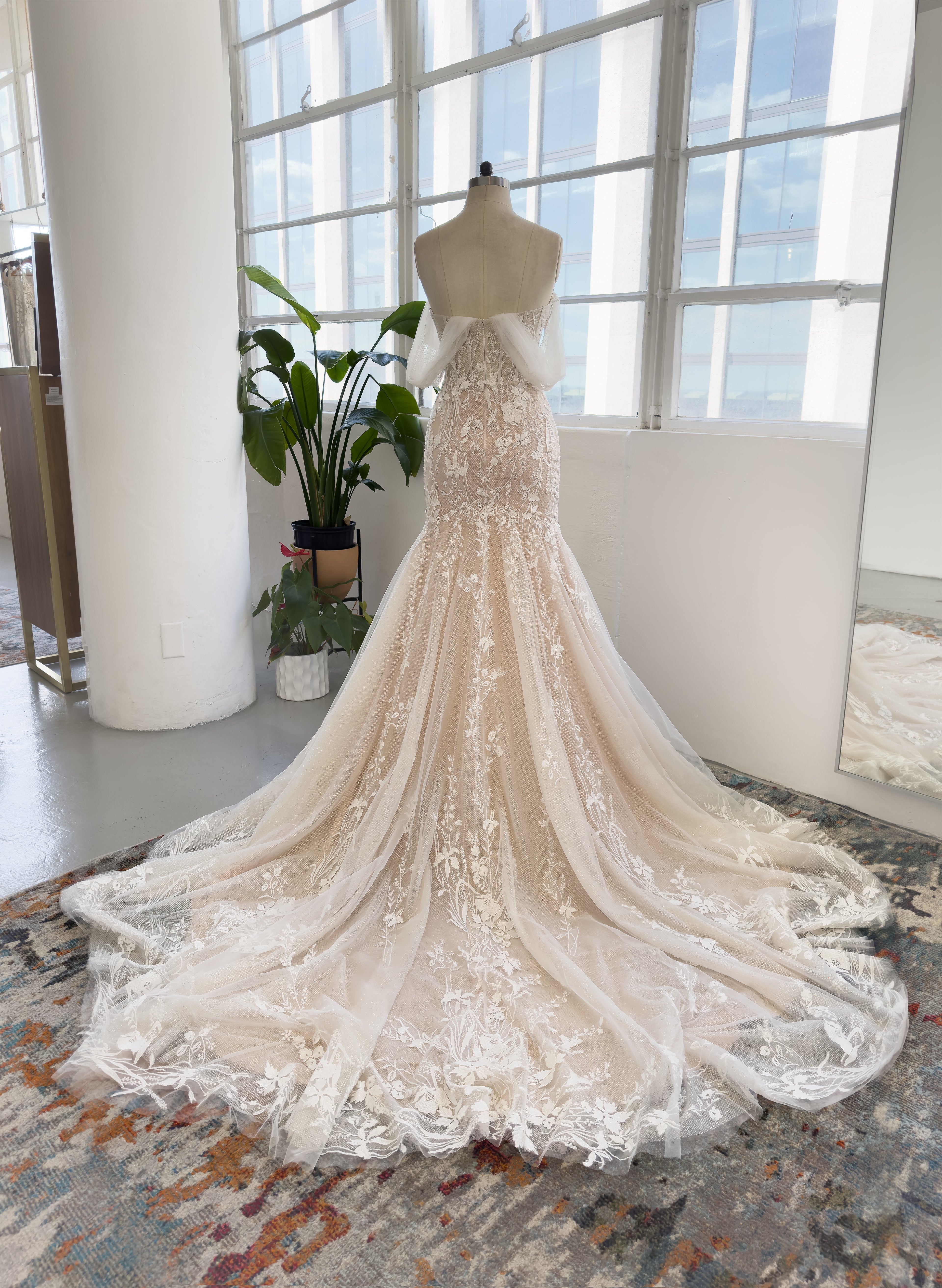 Trumpet-Mermaid Court Train Lace Tulle Wedding Dress CW2999