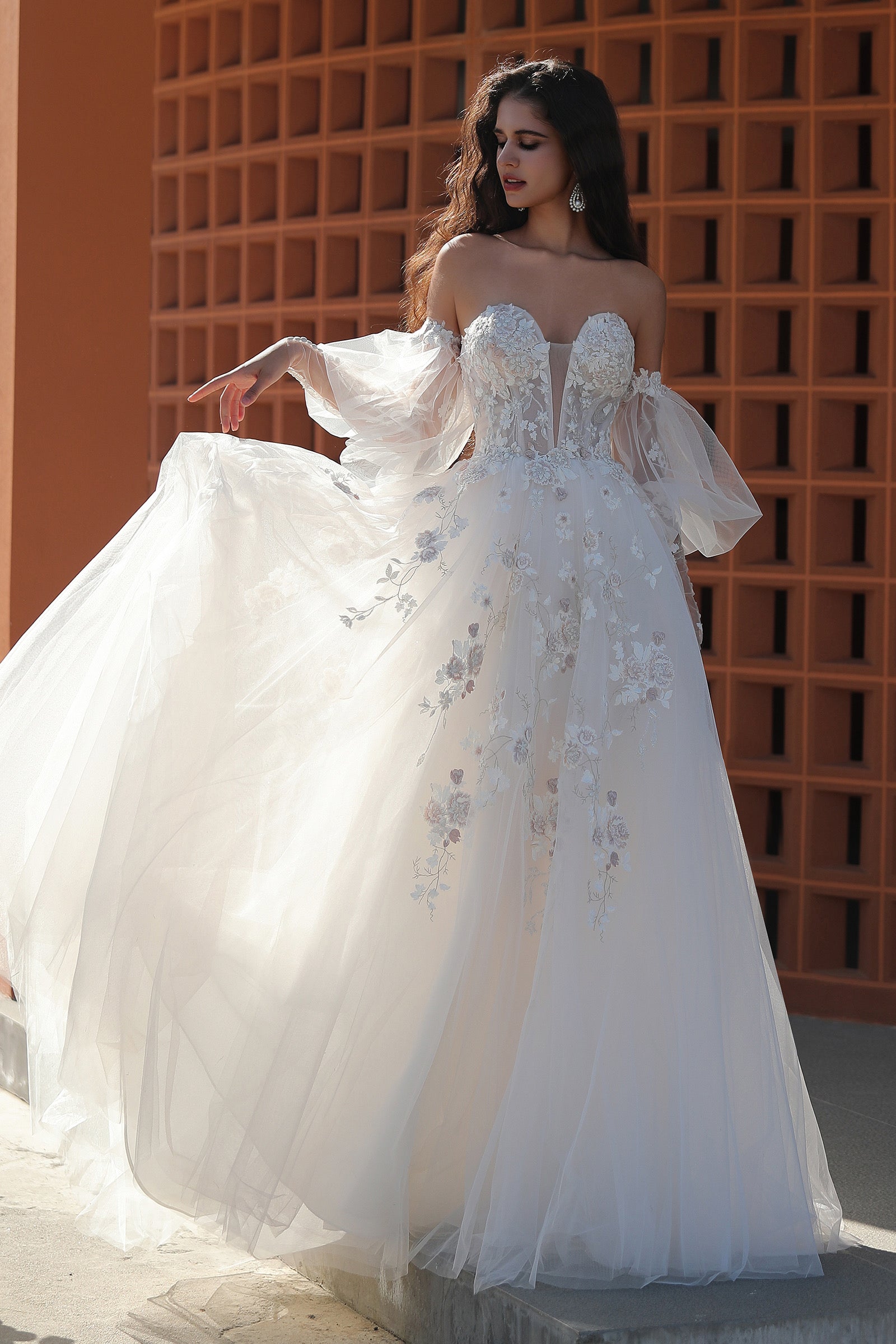 Romantic Sweetheart Wedding Gown With Puffed Sleeves And Delicate Embroidery CMM2021